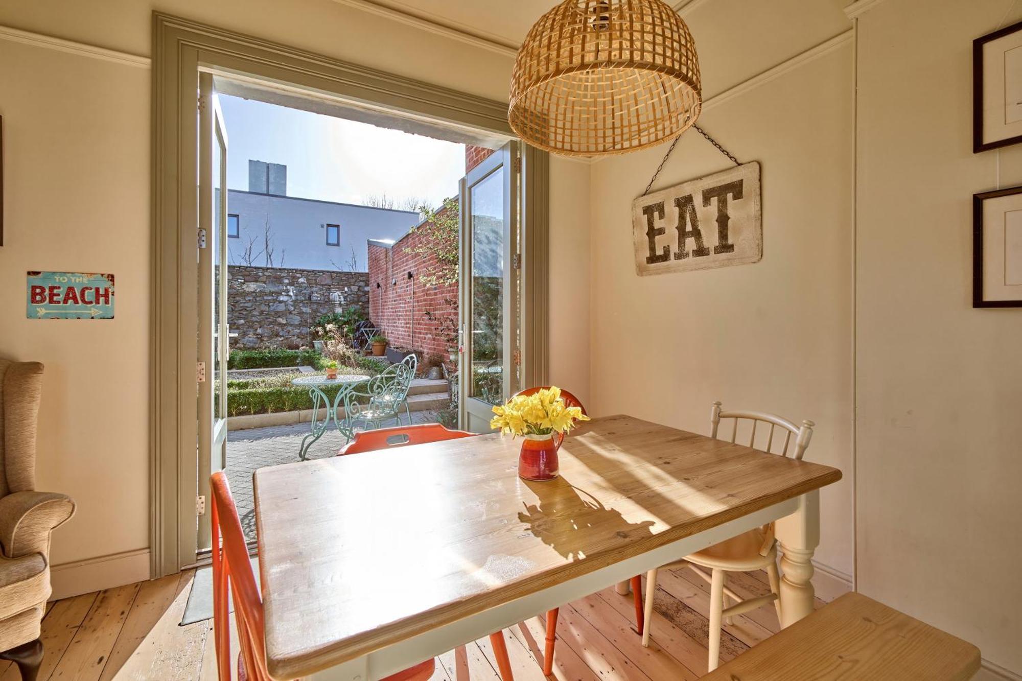Charming Townhouse With Sunny Garden Holiday home Donaghadee