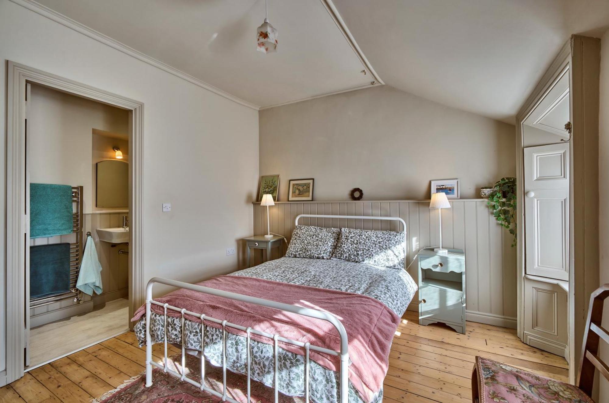 Holiday home Charming Townhouse With Sunny Garden